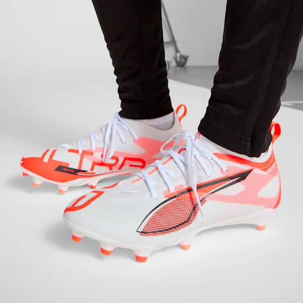Chaussures de soccer à crampons pour terrain ferme/terrain artificiel ULTRA 5 PRO Enfant et adolescent, PUMA White-PUMA Black-Glowing Red, extralarge